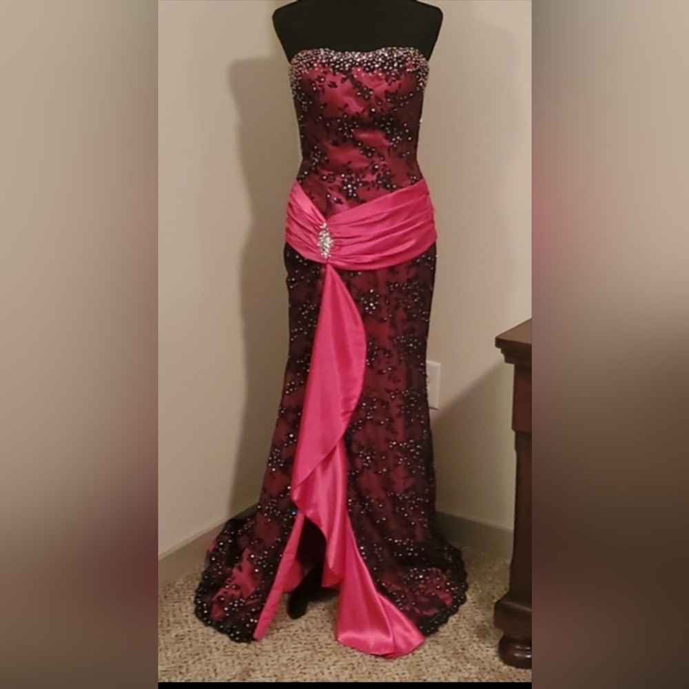 Tiffany Gown. Vintage Style. Sz. 6. Fuchsia & Black with train. Beautiful Gown!